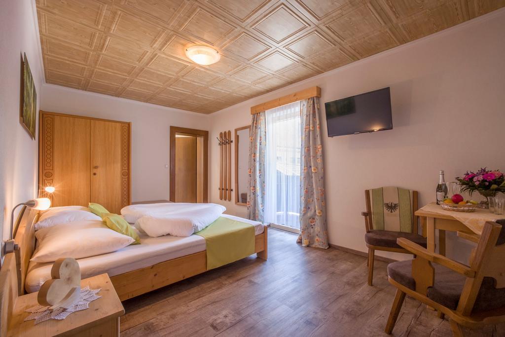 פרטיסאו Hotel Enzian מראה חיצוני תמונה