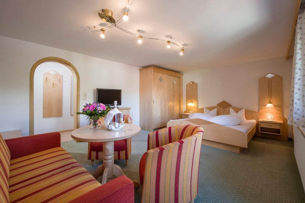 פרטיסאו Hotel Enzian מראה חיצוני תמונה