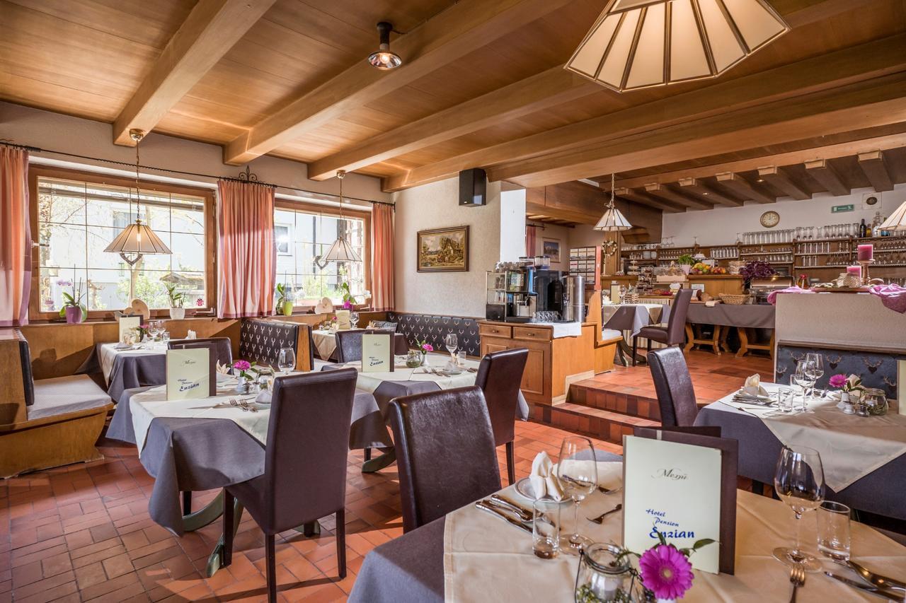 פרטיסאו Hotel Enzian מראה חיצוני תמונה